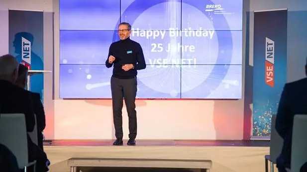 Redner auf der Bühne der Jubiläumsfeier 25 Jahre VSE NET