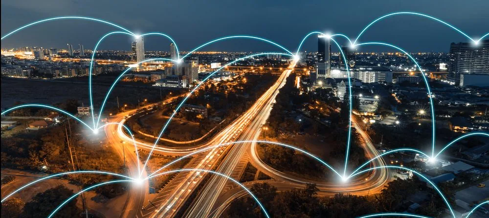 Nächtliche Stadtansicht mit leuchtenden Netzwerkverbindungen