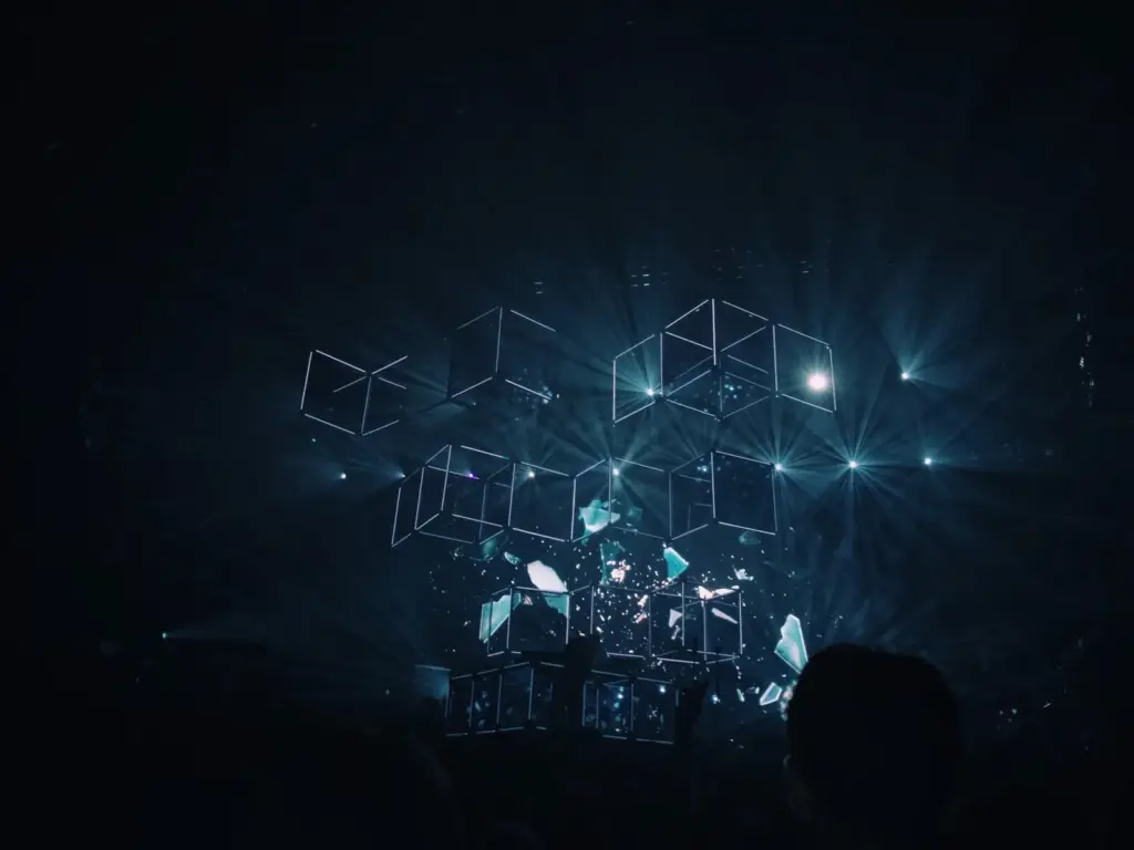 Abstrakte Lichtinstallation aus geometrischen Formen im Dunkeln